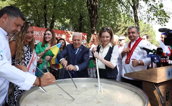 bursa-da-uluslararasi-lezzet-soleni-dostluk-corbasi-yla-basladi-1758898396-597_large
