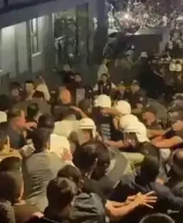 chp-istanbul-onunde-tansiyon-yukseldi-1757297858-930_large