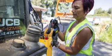 izmir-in-kadin-cekici-operatoru-tabulari-yikti-1759041585-826_large