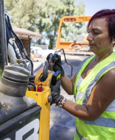 izmir-in-kadin-cekici-operatoru-tabulari-yikti-1759041585-826_large