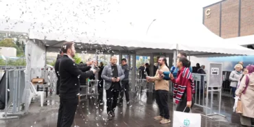 1-milyonuncu-ziyaretciye-konfetili-karsilama-2