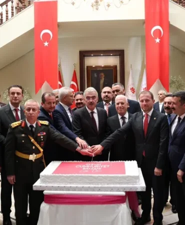 bursa-da-cumhuriyet-bayrami-coskusu-1761736990-562_large