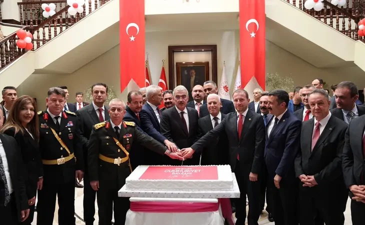 bursa-da-cumhuriyet-bayrami-coskusu-1761736990-562_large