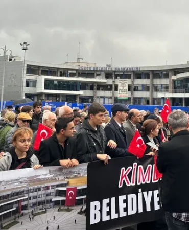 duzce-de-belediye-binasinin-yikimina-tepki-1761460811-981_large