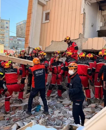 gebze-de-enkazinda-kurtarma-suruyor-18-yasindaki-dilara-sag-kurtarildi-2-cocuk-hayatini-kaybetti-1761763598-598_large