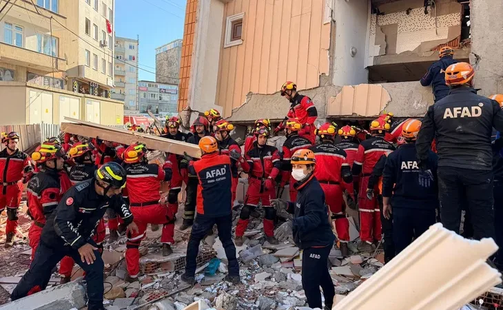 gebze-de-enkazinda-kurtarma-suruyor-18-yasindaki-dilara-sag-kurtarildi-2-cocuk-hayatini-kaybetti-1761763598-598_large