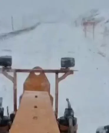 karayollari-kar-etkisiyle-yol-temizleme-calismalarinda-1760335755-962_large