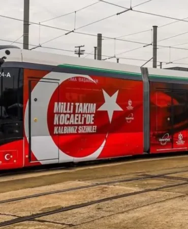 kocaeli-de-baskan-buyukakin-duyurdu-tramvay-mac-saatinde-ucretsiz-1760358141-926_large