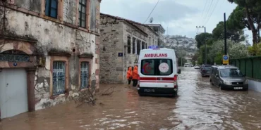 kuvvetli-yagis-uyarisi-foca-da-bir-kisi-kayip-1761237388-821_large