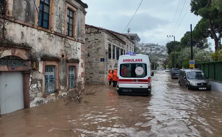 kuvvetli-yagis-uyarisi-foca-da-bir-kisi-kayip-1761237388-821_large