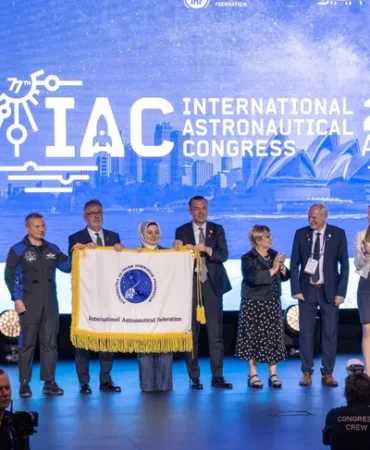 uzay-diplomasisinde-tarihi-adim-turkiye-bayragi-sidney-den-devraldi-1759769856-914_large