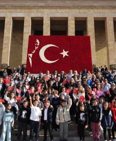 anitkabir-e-10-kasim-da-ziyaret-rekoru-1-milyon-219-bin-148-kisi-1763031323-983_large