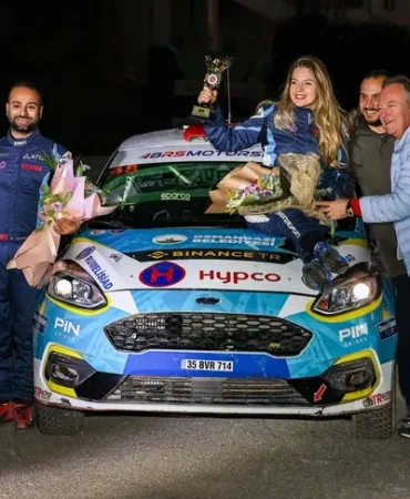 dunyanin-ilk-ve-tek-engelli-ralli-pilotu-kubra-hiz-kesmedi-1763465202-320_large