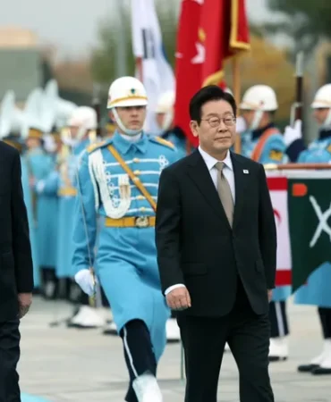 guney-kore-cumhurbaskani-lee-kulliye-de-1763998485-438_large