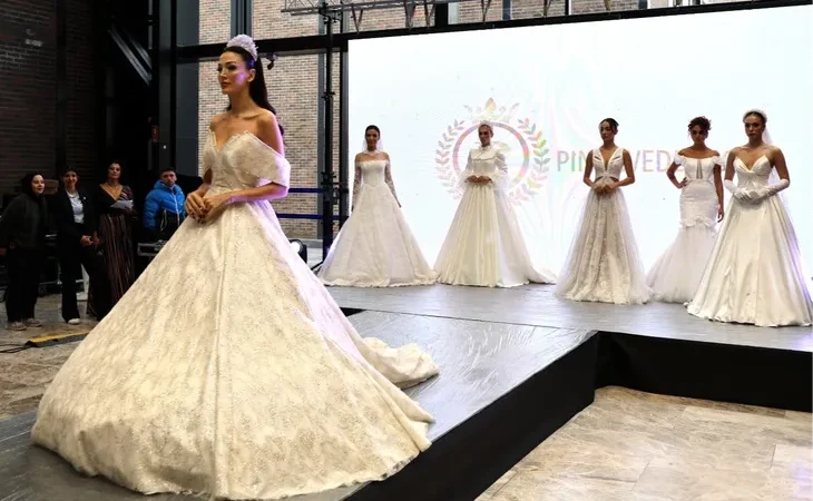 kocaeli-3-evlilik-fuari-nda-gelinlik-ve-bindallilar-sahneye-cikti-1764492633-240_large