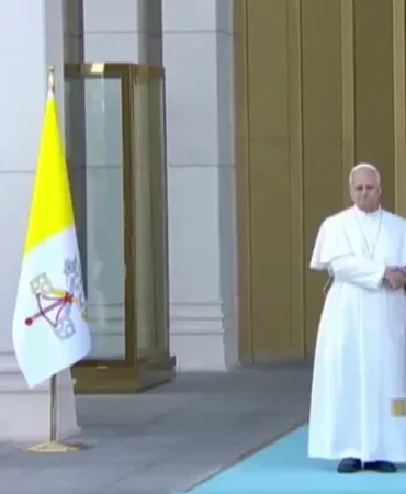 papa-14-leo-ilk-yurt-disi-ziyaretinde-1764245409-337_large