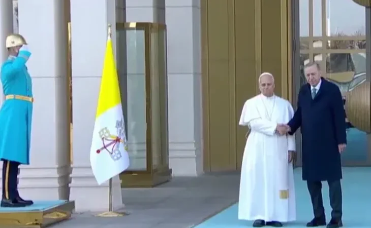 papa-14-leo-ilk-yurt-disi-ziyaretinde-1764245409-337_large