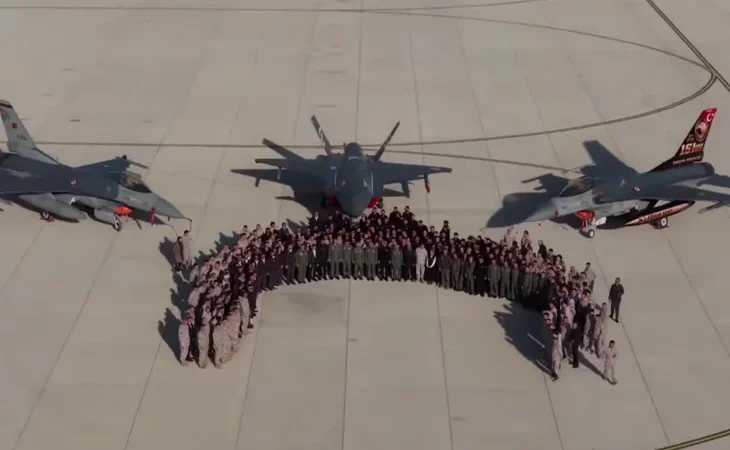 bayraktar-kizilelma-insansiz-savas-ucagiyla-dunyada-ilki-basardi-1764498229-340_large