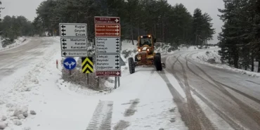 bursa-da-kar-seferberligi-buyuksehir-ekipleri-sahada-1766857320-85_large