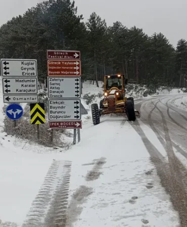 bursa-da-kar-seferberligi-buyuksehir-ekipleri-sahada-1766857320-85_large