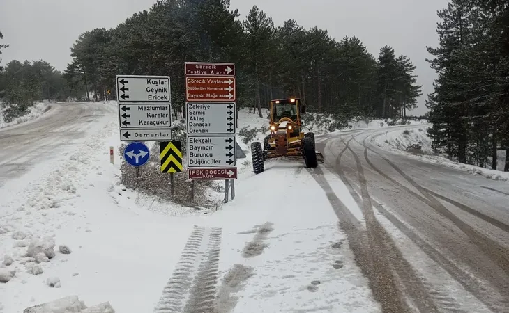 bursa-da-kar-seferberligi-buyuksehir-ekipleri-sahada-1766857320-85_large