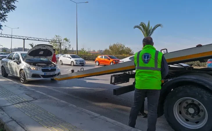 izmir-buyuksehir-den-trafige-aninda-mudahale-1766991169-196_large