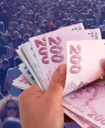 kamu-calisanlari-ve-emeklilerden-ek-zam-tepkisi-adalet-istiyoruz-ayricalik-degil-1764859789-988_large