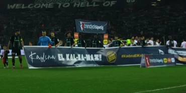 kocaeli-stadyumu-nda-futbolcular-kadina-siddete-karsi-birlesti-1766225475-998_large