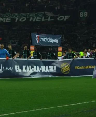 kocaeli-stadyumu-nda-futbolcular-kadina-siddete-karsi-birlesti-1766225475-998_large