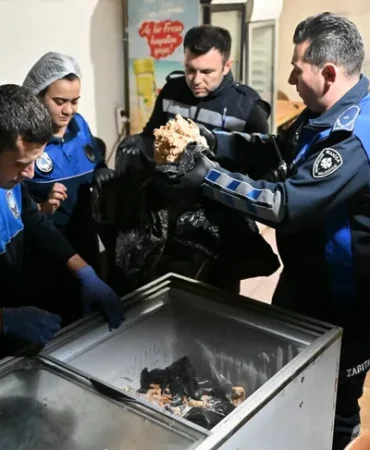 manisa-da-150-kilo-pismis-tavuk-eti-ele-gecirildi-isletme-muhurlendi-1764492339-359_large