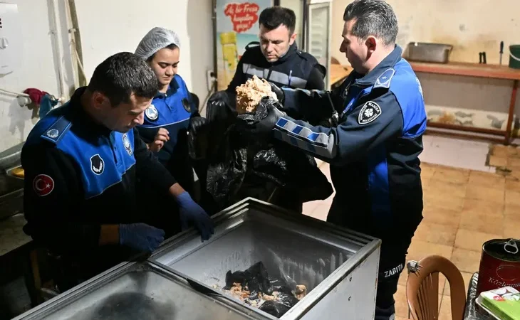 manisa-da-150-kilo-pismis-tavuk-eti-ele-gecirildi-isletme-muhurlendi-1764492339-359_large