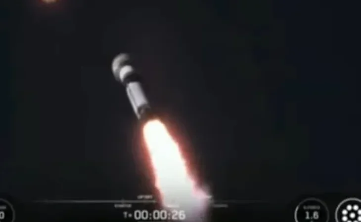 turkiye-uzayda-yeni-bir-esigi-asti-aselsan-in-luna-1-uydusu-uzaya-firlatildi-1764599333-742_large