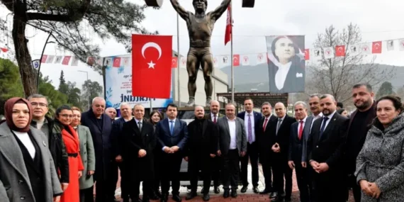 Cep Herkülü’nün heykeli dikildi