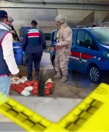 izmir-de-dev-uyusturucu-darbesi-5-5-milyon-haplik-hammadde-ele-gecirildi-1768285553-397_large