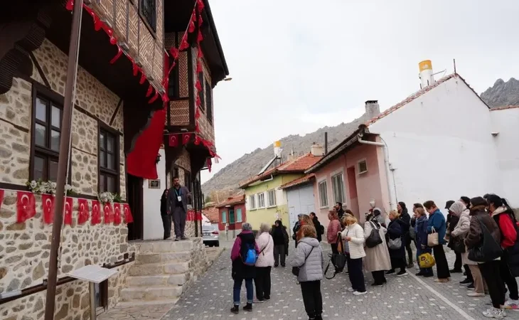 kadinlar-kulturel-mirasiyla-bulusuyor-1767442695-756_large