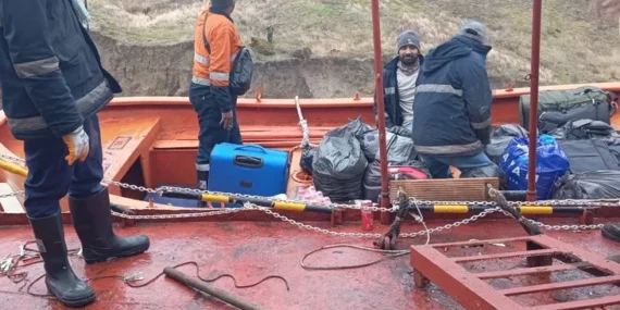 Karadeniz’de karaya oturan Türk gemisinin mürettebatı tahliye edildi