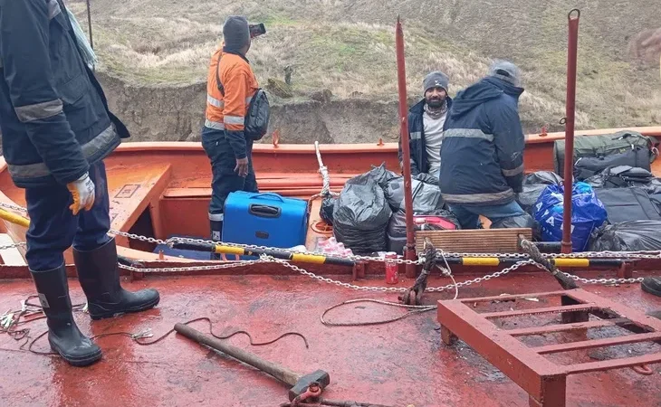 karadeniz-de-karaya-oturan-turk-gemisinin-murettebati-tahliye-edildi-1767682940-887_large