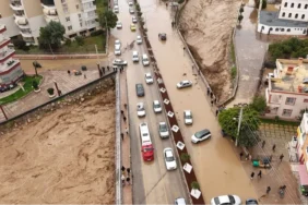 mersin-de-dere-tasti-bircok-arac-zarar-gordu-1769813357-5_large