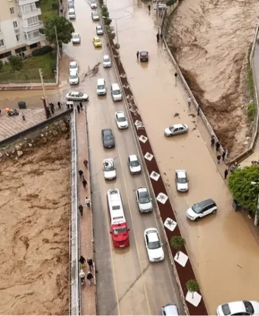 mersin-de-dere-tasti-bircok-arac-zarar-gordu-1769813357-5_large