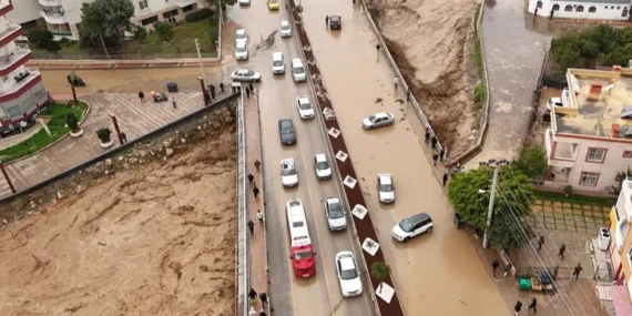 Mersin’de dere taştı, birçok araç zarar gördü