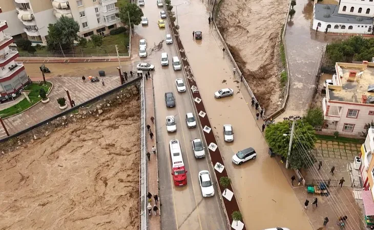 mersin-de-dere-tasti-bircok-arac-zarar-gordu-1769813357-5_large