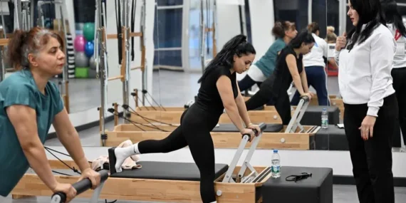 Mersin’de kadınlar reformer pilatesle yenileniyor