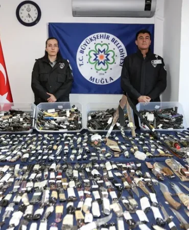mugla-otogarlarinda-siki-guvenlik-2-bin-520-kesici-alet-ele-gecirildi-1768996581-833_large