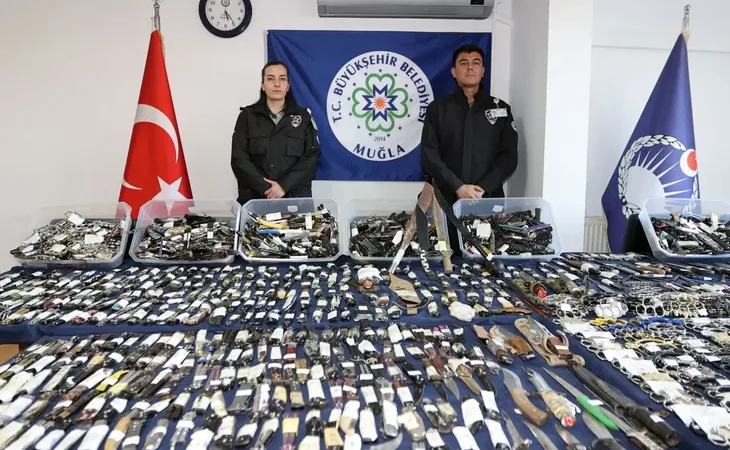 mugla-otogarlarinda-siki-guvenlik-2-bin-520-kesici-alet-ele-gecirildi-1768996581-833_large