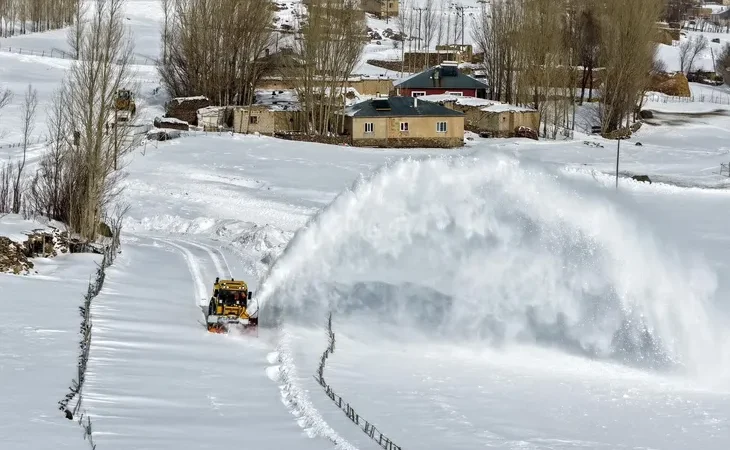 van-da-220-koy-yolu-ulasima-kapali-1769256802-846_large