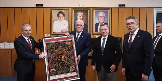 İYİ Parti Kocaeli İl Teşkilatı’ndan Genel Başkan Dervişoğlu’na Hereke halısı