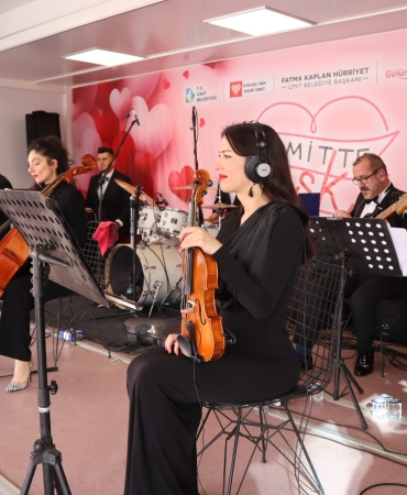 İzmit’te Sevgililer Günü coşkusu Belediye Meydanı’nda yaşandı (16)