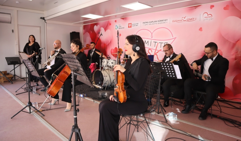 İzmit’te Sevgililer Günü coşkusu Belediye Meydanı’nda yaşandı (16)