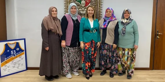 bilecik-pazaryerili-kadinlardan-salvarli-durus-1770698532-106_large