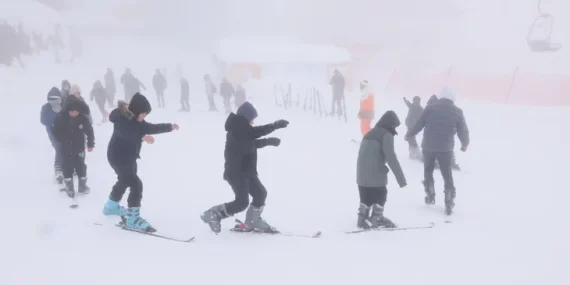 Çocukların Uludağ’da kar keyfi
